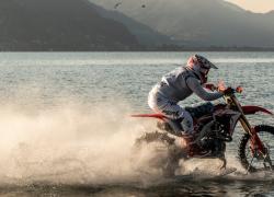 Luca Colombo in attesa per la traversata dello Stretto 