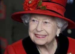 Regina Elisabetta pianta una rosa per il Principe, Filippo oggi avrebbe compiuto 100 anni