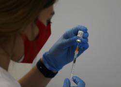 Vaccino Covid, trovata causa delle trombosi con Astrazeneca e J&J