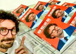 Toninelli annuncia il suo libro e festeggia: "Scritto tutto da solo"