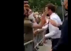Macron, schiaffo al volto da un uomo durante il suo "tour de France"
