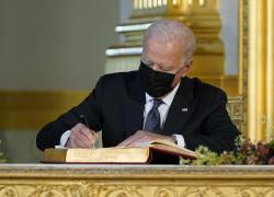 Vescovi Usa: "Niente comunione a Biden". Scontro totale con Bergoglio