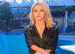 Europei 2021, Paola Ferrari incidente in diretta tv: accavalla le gambe... E ricorda subito un famoso film. IL VIDEO