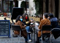 Mascherine all'aperto, si va verso l'addio: ecco quando. Vergallo dell'Aroi: "Basta con lo stato di emergenza"