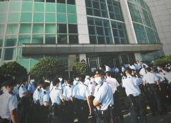 Hong Kong, blitz alla sede del quotidiano pro-democrazia Apple Daily: 5 gli arresti