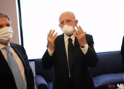 Mascherine all'aperto, De Luca: "Polemica idiota". Vero, ma ha iniziato lui