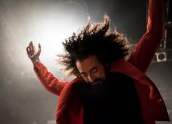 Caparezza, malattia lo costringe a lasciare la musica: "Ultimi concerti e mi fermo"