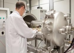 Leonardo con ESA :  l'azienda fornirà gli orologi atomici all'idrogeno per il progetto Galileo seconda generazione