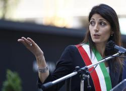 Virginia Raggi e la sua nuova gaffe: si inventa la "cupola del Colosseo"