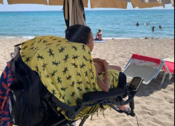 Ryanair, carrozzina rotta in volo: disabile bloccata a Cagliari. Pochi giorni prima al mare...