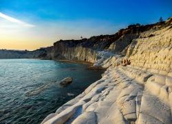 Baia dei Turchi, morti due giovani precipitati dalla scogliera: trovati dai bagnanti