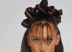 Cannes, Bella Hadid a seno nudo sul red carpet: coperto solo da una collana a forma di polmoni. FOTO
