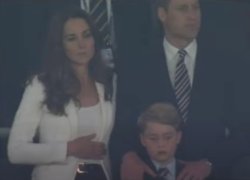 Principe George tristissimo dopo la sconfitta dell'Inghilterra nella finale di Euro 2020. VIDEO