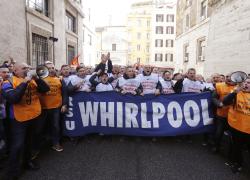 Licenziamenti Whirlpool Napoli al via: 350 operai a rischio