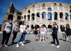 Covid in Italia: 2.898 contagi e 11 morti. Numeri bassissimi, ma i fan delle chiusure sono già ritornati