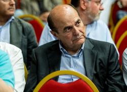 Governo, Bersani torna e provoca: "Renzi e Salvini si stanno per fidanzare"