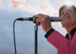 Gianni Morandi in rosa nel video del nuovo singolo "L'Allegria": fatto per sostenere il ddl Zan? La risposta