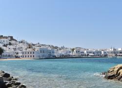 Coprifuoco a Mykonos da oggi fino al 26 luglio: bandita anche la musica nei locali