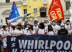 Protesta in piazza Plebiscito a Napoli. Gli operai della Whirlpool accompagnati dal brano "Un nuovo sud"