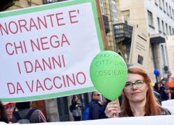 Vaccino Covid, spese sanitarie a carico per i no Vax. La proposta choc dell'immunologo