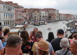 Bonus vacanze, la proposta: 1000 euro per chi si vaccina