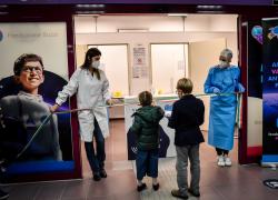 Covid, i bambini si ammalano di meno: la scoperta  del Ceinge. Ora via la Dad