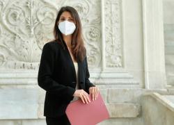 Roma, Raggi si autocelebra: "Città come la Ferrari e io l'ho rimessa in pista"