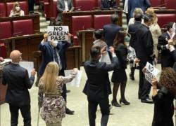 Green Pass, Fratelli d'Italia protesta con cartelli e costringe a sospendere la seduta