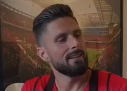 Milan, Olivier Giroud parla in italiano intervistato da se stesso: IL VIDEO esilarante