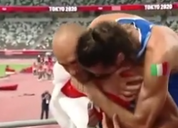 Olimpiadi 2021, Jacobs e Tamberi gioia incontenibile tra abbracci e lacrime: VIDEO