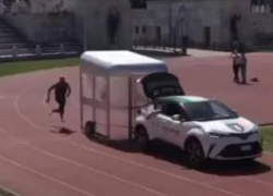 Jacobs, l'allenamento del campione: rincorre una macchina in corsa. VIDEO