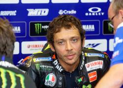 Valentino Rossi annuncia il ritiro: "Mi dispiace un sacco, è stato bello"
