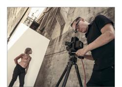 Calendario Pirelli 2022, niente nudo  e tanto rock. Un The Cal in digitale con la sua colonna sonora "On The Road"