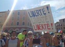 Proteste contro il Green pass in Francia, migliaia in piazza per la libertà: FOTO