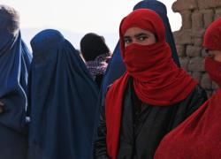 Kabul, Talebani: "Per le donne niente burqa e sì accesso all'istruzione"