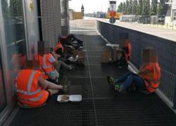Ikea, lavoratori senza Green Pass costretti a mangiare fuori seduti per terra: è polemica