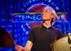 Charlie Watts, morto il leggendario batterista dei Rolling Stones: aveva 80 anni

