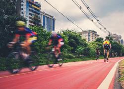 Milano, il delirio verde ha definitivamente preso il sopravvento: piste ciclabili fonte di danno