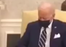 Biden dorme in diretta mondiale, "Sleepy Joe" colpisce ancora: IL VIDEO