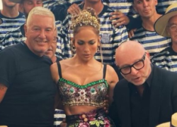 Festival di Venezia 2021, Jennifer Lopez dimentica il cartellino attaccato all'abito: FOTO