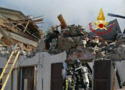 Filattiera, esplosione in una casa: edificio distrutto, morto il proprietario