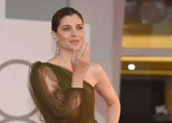 Venezia 78, Vittoria Puccini: l'amazzone raffinata che strega tutti sul red carpet. FOTO