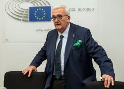 Borghezio imputato per minacce e sputi al controllore di un treno: chiesta l'immunità a Bruxelles