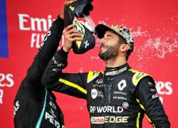 Formula 1, vince Ricciardo a sorpresa. Incidente storico tra Hamilton e Verstappen
