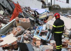 Roma, crolla palazzina dopo un'esplosione: feriti e dispersi