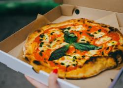 Perché il cartone della pizza è quadrato? Ecco i tre segreti che non sapevi