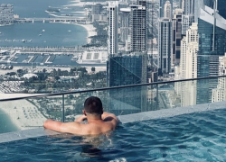 La piscina più alta del mondo è a Dubai: vertigini assicurate, ma che panorama...