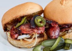 Donna trova dito umano nell'hamburger, ecco di chi è: foto choc pubblicata sui social