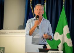 Tessera sanitaria a punti in Lombardia, allarme web: "Bertolaso come Macron, al via social scoring "come in Cina", la trovata per far fare vaccini Covid visto il flop vaccinale"