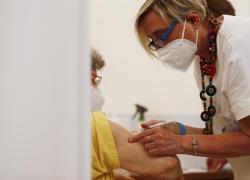 Vaccino Covid e trombosi, Ema: "Con AstraZeneca e J&J altri nuovi rischi"